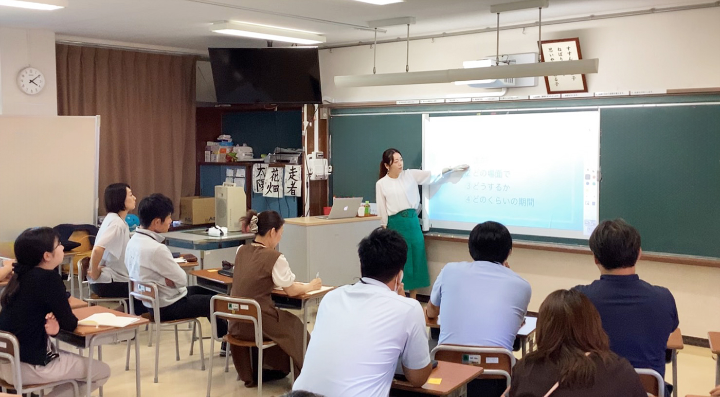 箕面自由学園の教員夏季研修にてコミュニケーションについての講義の様子