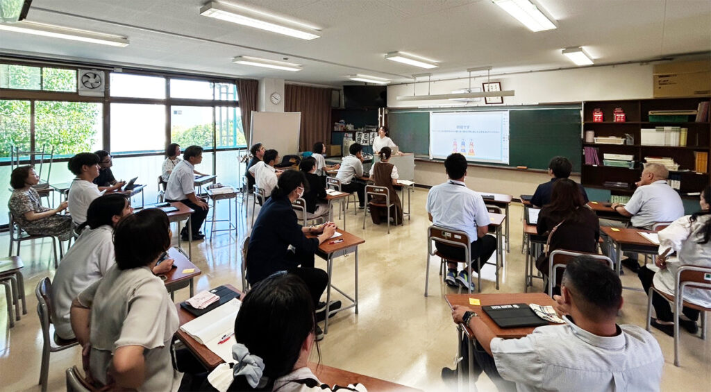 箕面自由学園の教員夏季研修にてコミュニケーションについての講義にご参加いただいた教員の皆様の様子